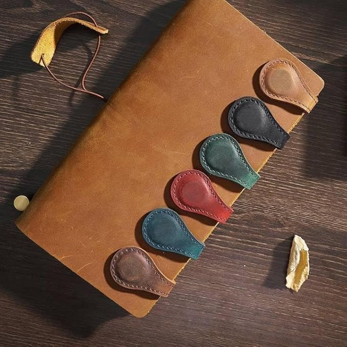 Personalized Magnetic Leather Bookmark, 26 Letters Custom Leather Bookmarks, Handmade, Leather Magnetic Bookmark for Book Lovers Readers Women Kid(Dark Yellow，M）