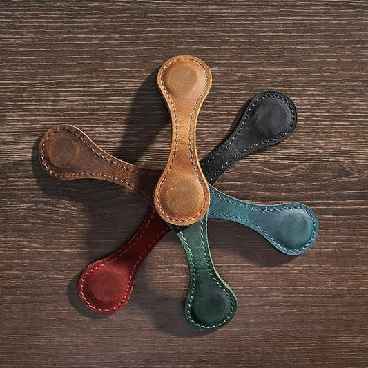 Personalized Magnetic Leather Bookmark, 26 Letters Custom Leather Bookmarks, Handmade, Leather Magnetic Bookmark for Book Lovers Readers Women Kid(Brown，V）